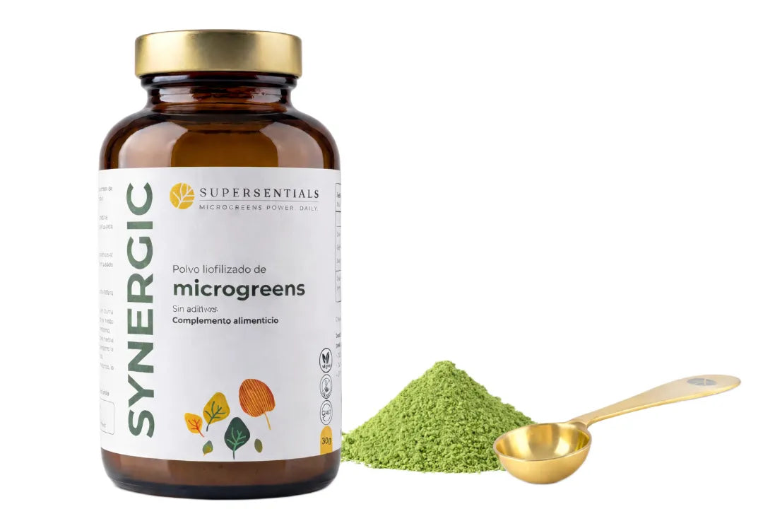Bote de SYNERGIC junto a una dosis de polvo de microgreens y la cuchara dosificadora