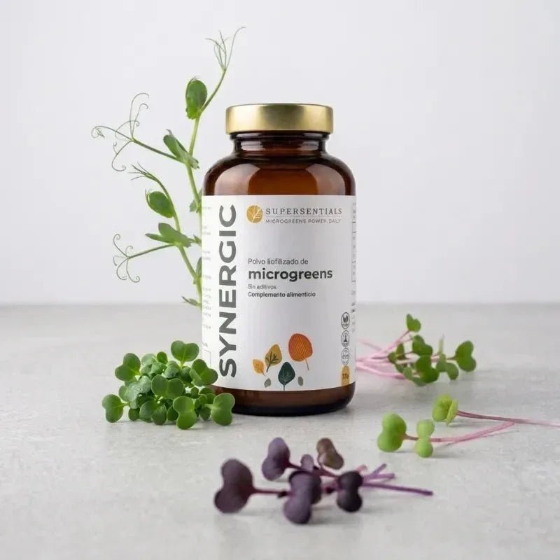 Bote de SYNERGIC rodeado de microgreens de guisante, brócoli y rábano morado