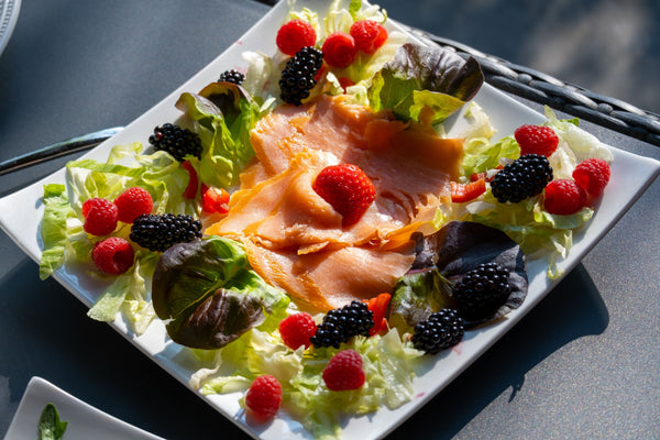 Ensalada de salmón con frutos rojos, un plato con omega-3 y polifenoles